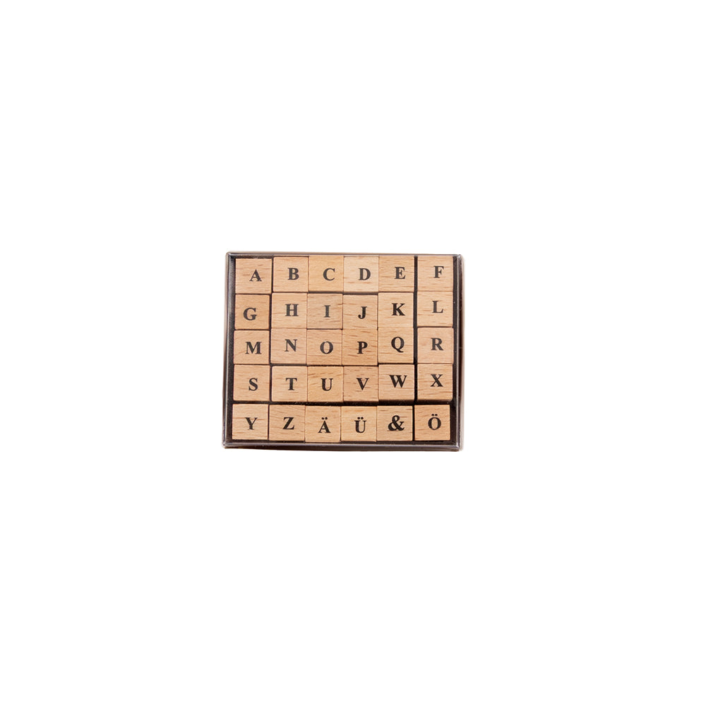 Ein Mini-Stempelset aus Holzbuchstaben, die in einem Raster angeordnet sind.