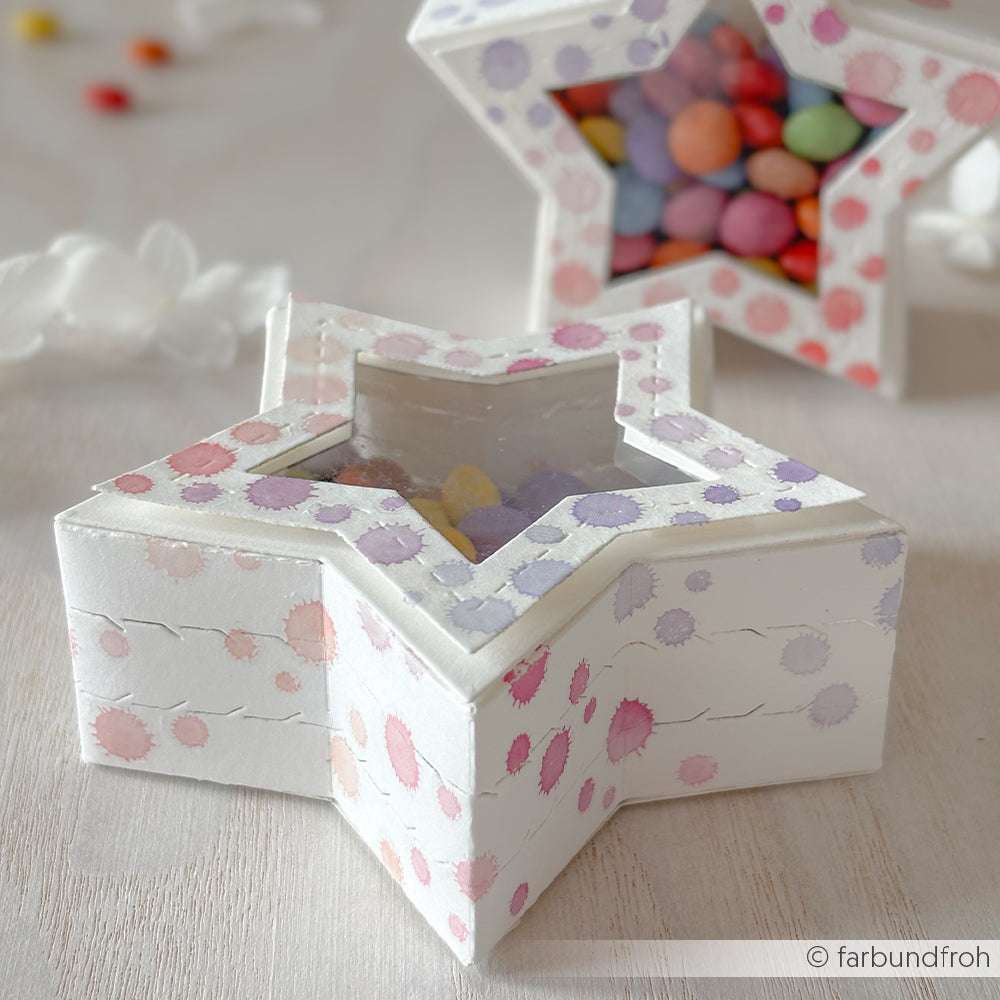 Alexandra Renke sternförmige Geschenkbox mit pastellfarbenen Tupfen, gefüllt mit bunten Bonbons - ideal für Bastelprojekte Motive oder zum kreativen Veredeln von Projekten mit Transferfolien Basteln.