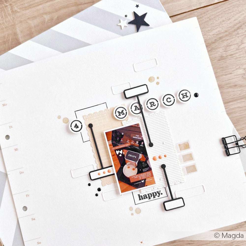 Minimalistische Scrapbook-Seite mit "4 MARCH" in Fettdruck, einem kleinen Foto, geometrischen Akzenten und "happy." am unteren Rand - perfekt für Bastelprojekte mit Alexandra Renke Rub-On Farbenzauber oder Transferfolien Basteln für zusätzliche Kreativität.
