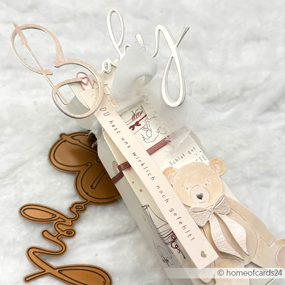 Alexandra Renke Geschenkbox mit "Baby"-Text, Schleife und Bären-Illustration auf weißer Oberfläche - ideal für Bastelprojekte Motive oder Personalisierung mit Rub-On Babyfreude Rot mit Transferfolien Basteln.