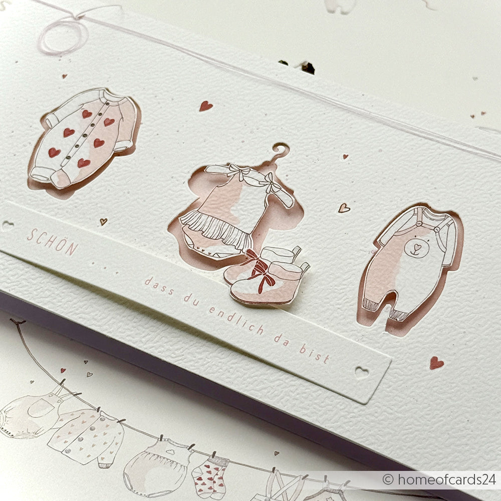 Alexandra Renke Grußkarte mit ausgeschnittener Babykleidung und rosa Herzen, mit deutschem Text zur Begrüßung eines neuen Babys - ideal zur Kombination mit Motivfolie oder Transferfolien Basteln.