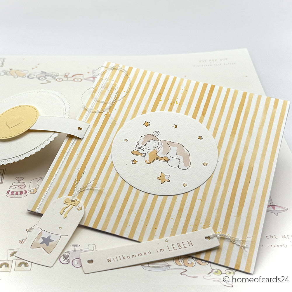 Alexandra Renke Grußkarte mit gelben Streifen, Teddybär-Illustration und dem Text "Willkommen im LEBEN" - ideal für Bastelprojekte oder zur Personalisierung mit Transferfolien.