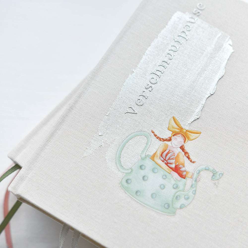 Nahaufnahme eines hellen Buchcovers von Alexandra Renke mit einem Mädchen in einer Teekanne und dem Schriftzug "Verschnaufpause", ideal für Bastelprojekte Motive oder Rub-On Figurenwelt Fans.