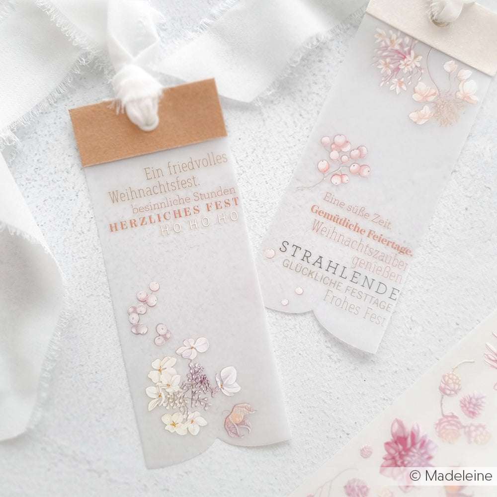 Zwei zarte, florale Weihnachts-Lesezeichen von Alexandra Renke mit deutschen Weihnachtsgrüßen und Rub-On Florale Weihnachtsgrüße auf weißem Hintergrund.