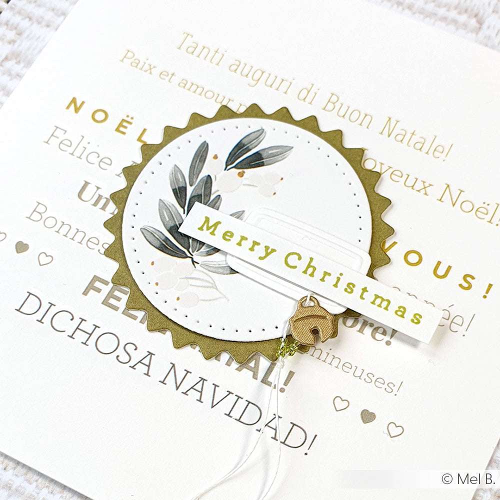 Eine Weihnachtskarte von Alexandra Renke mit goldenen Akzenten, "Merry Christmas" auf einem runden dekorativen Design, mit Rub-On Florale Weihnachtsgrüße für einen eleganten Touch.