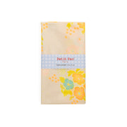Gefalteter Baumwollstoff mit gelben und blauen Blumen, verpackt in einem Etikett mit der Aufschrift „Petit Pan Paris“. Dieser beschichtete Stoff ist wasserabweisend und eignet sich daher sowohl stilvoll als auch praktisch für eine Vielzahl von Nähprojekten.
