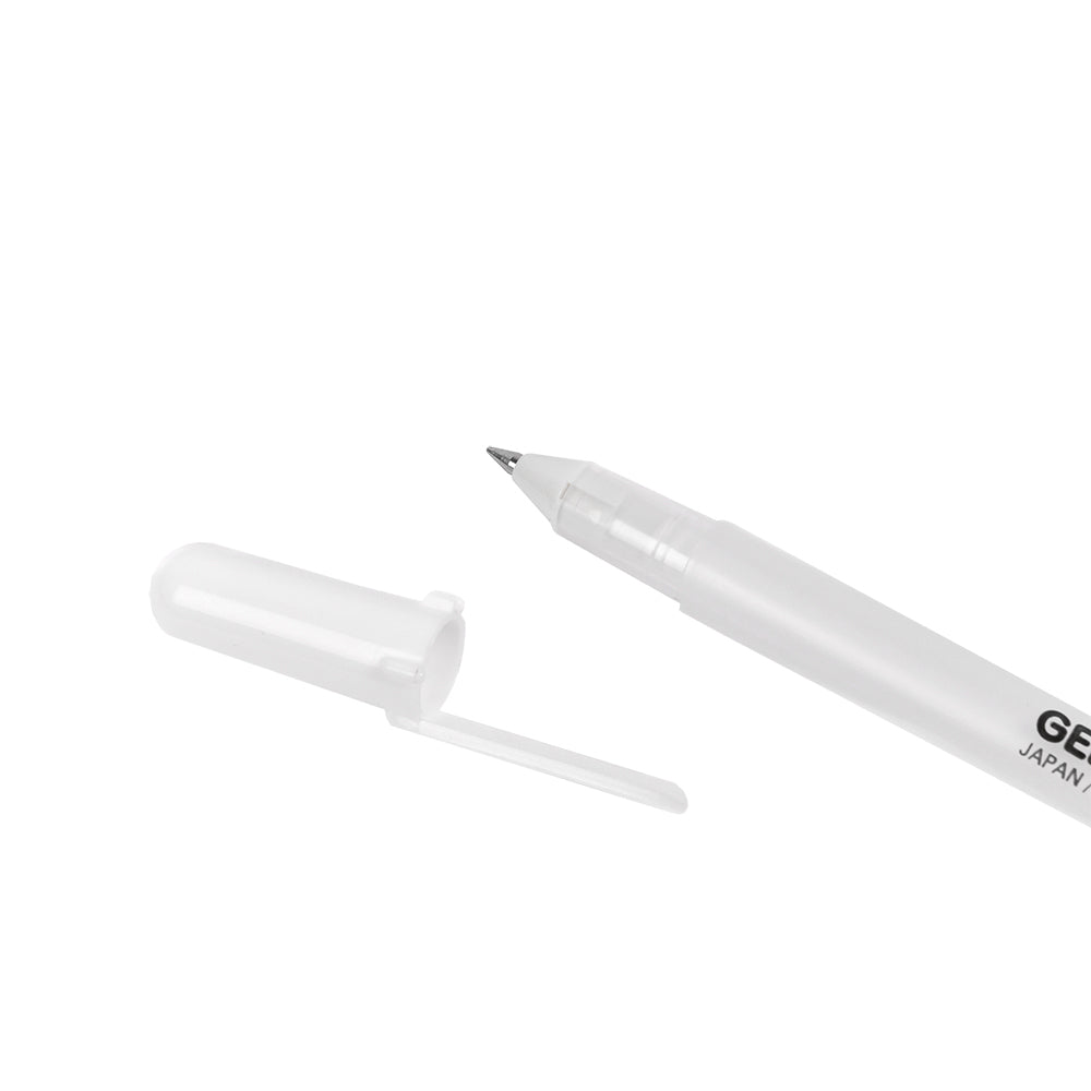 Ein Royal Talens Gelstift weiß mit abgenommener Klarsichtkappe ruht auf einem schlichten weißen Hintergrund und zeigt seine glatte Gel-Tinte-Schreibspitze.