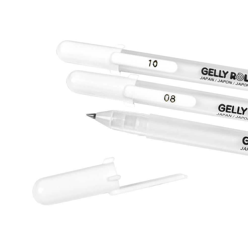Drei weiße Gelschreiber aus einem Royal Talens Gelschreiber-Set und eine lose Kappe sind auf weißem Hintergrund abgebildet.