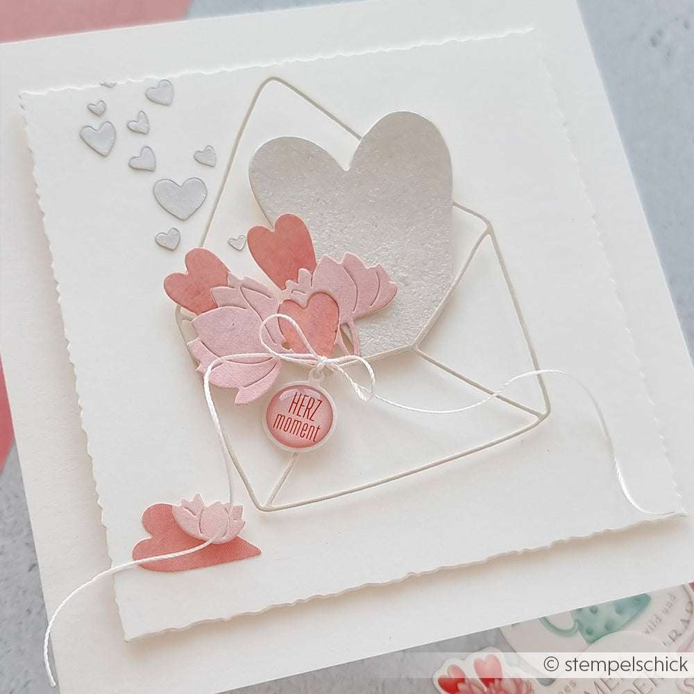 Handgefertigte Karte von Alexandra Renke mit Papierumschlag, rosa und silbernen Herzen, Sticker Dots Akzenten und einem Herzmoment-Anhänger an weißer Schnur - eine einzigartige Note zur Kartengestaltung oder zur Feier Ihrer Alltagsheldin.