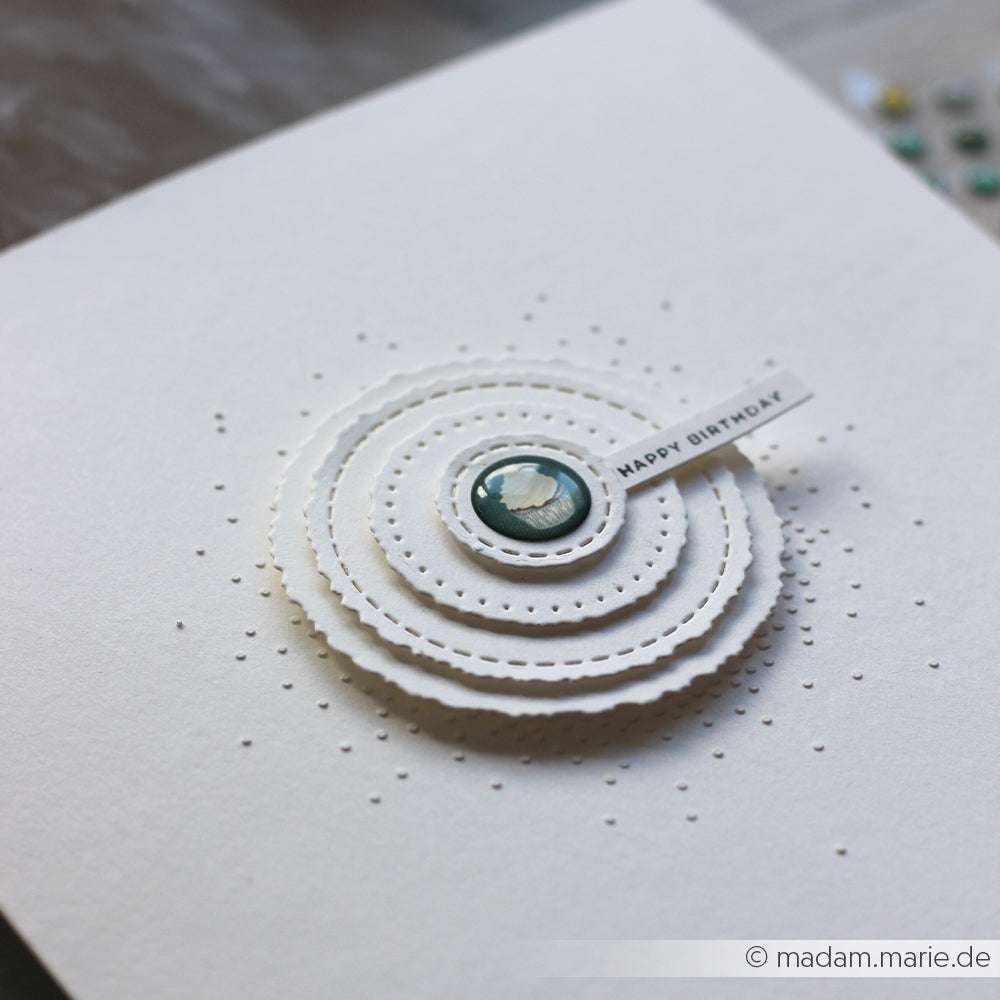 Handgemachte Geburtstagskarte von Alexandra Renke mit übereinander liegenden weißen Kreisen, gestickten Akzenten und einem "Happy Birthday"-Anhänger in der Mitte - ideal für kreative Kartengestaltung oder zum Verzieren mit Ihren Lieblings-Sticker Dots.