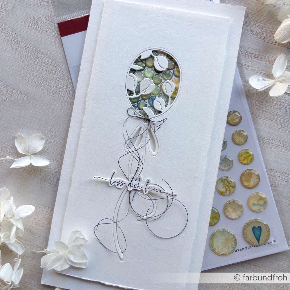 Eine handgefertigte Karte von Alexandra Renke mit dekorativem Luftballon-Design, charmanten Sticker-Punkten und kursivem "Lass dich feiern" auf Weiß - perfekt für kreative Kartengestaltung und zum Versenden von Viel Glück.