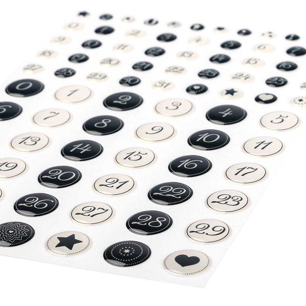 Ein Bogen Alexandra Renke kalligrafisch schwarz-weißer Sticker Dots, nummeriert von 1-31, mit Herz- und Sternsymbolen - ideal für die Gestaltung von Karten mit einer charmanten Note.