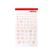 Ein Bogen mit Alexandra Renke Sticker Hearts in bezaubernden Rosa- und Goldtönen, jede Herzform ordentlich in Reihen auf einem klaren weißen Hintergrund angeordnet.