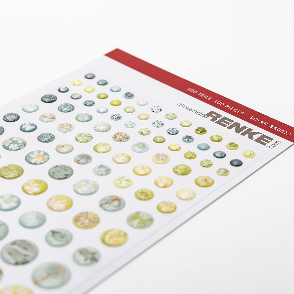 Ein Bogen runder Sticker Dots von Alexandra Renke mit botanischen und natürlichen Motiven in Grün, Gelb und Blau - ideal für die Gestaltung von Karten oder um eine frische Meeresbrise in Ihre kreativen Projekte zu bringen.