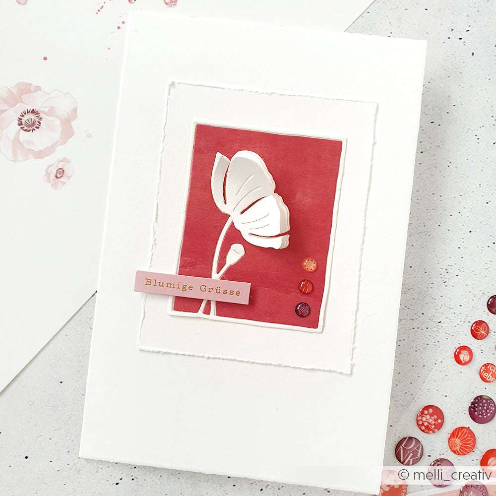 Handgefertigte Karte von Alexandra Renke mit weißer Blumensilhouette auf Rot, mit Sticker Dots Blumenzeit und "Blumige Grüße" - ideal für kreative Kartengestaltung und liebevolle Verzierungen.