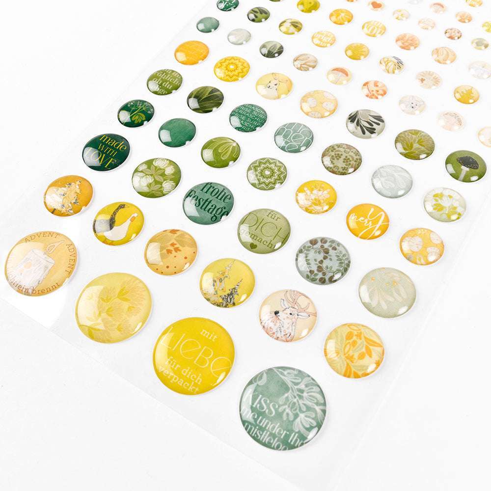 Ein Bogen Alexandra Renke runder Aufkleber in Grün und Gelb mit Mustern, Pflanzen und deutschen Texten - perfekt für die Kartengestaltung oder um einen Hauch von Winterwaldliebe in Ihre Bastelarbeiten zu bringen.