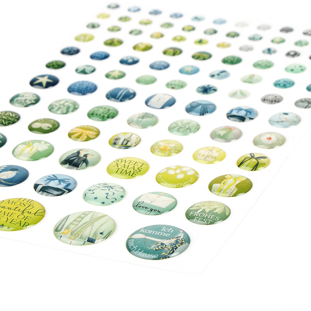 Bogen mit runden Aufklebern in Grün und Blau mit verschiedenen Motiven und Texten von Alexandra Renke - ideal zum Basteln von Karten oder um Ihren Projekten einen einzigartigen Tröpfcheneffekt zu verleihen.