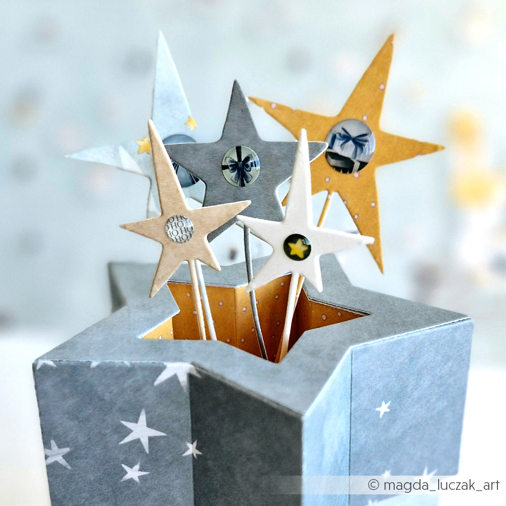 Die Papiersternchen von Alexandra Renke kommen in einer sternförmigen Schachtel mit sanften Grau- und Gelbtönen, dekorativen Mustern und verspielten Stickerpunkten - perfekt, um Ihren Kartendesigns Charme zu verleihen.