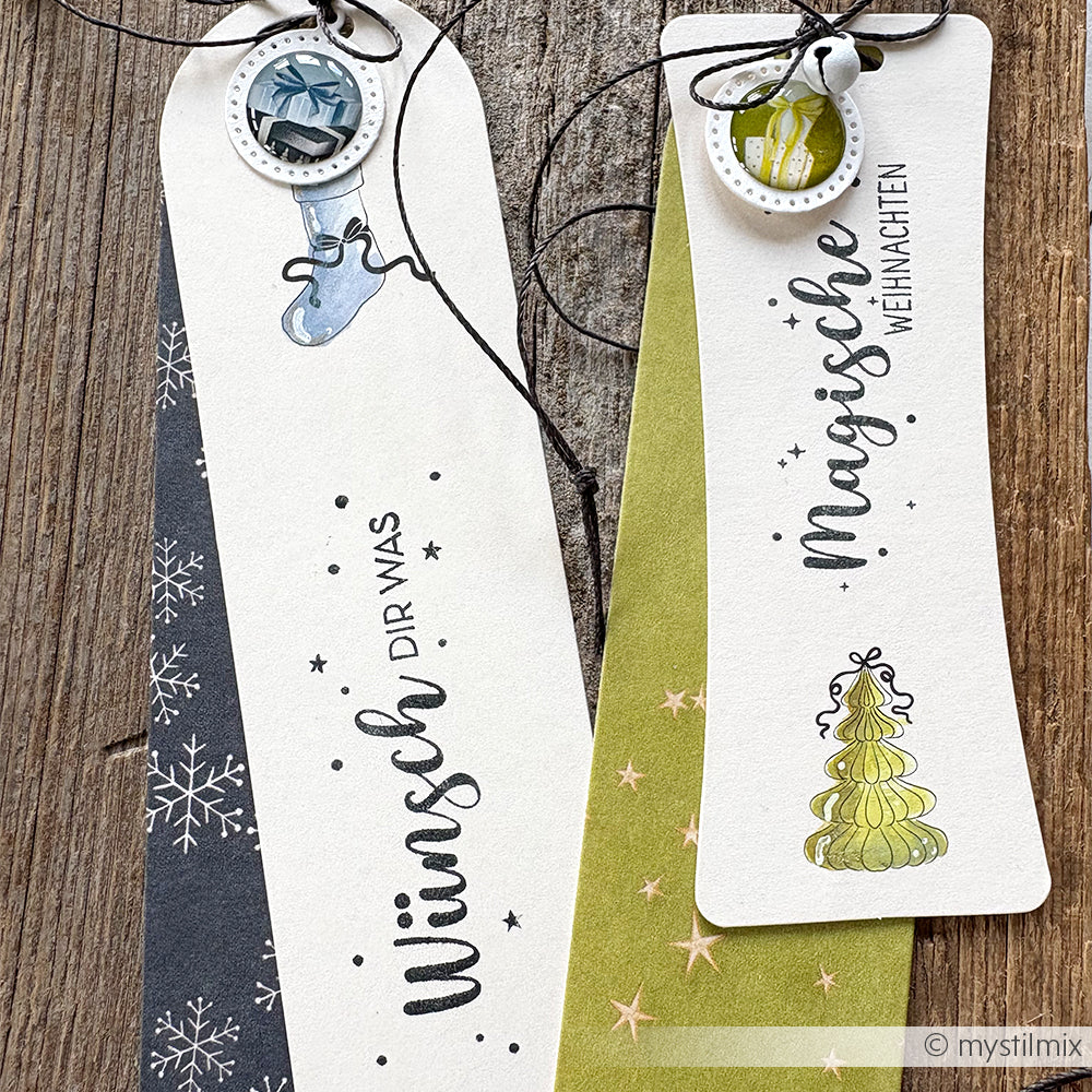 Zwei festliche Alexandra Renke-Lesezeichen mit deutschen Weihnachtswünschen, Charms und weihnachtlichen Motiven auf Holz - ideal für Ihre Kartengestaltung oder als fröhliche Akzente mit Sticker Dots.