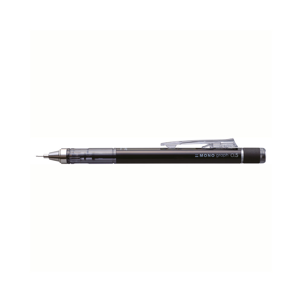 Ein schwarzer Tombow MONO Druckbleistift mit klarem Griff und Clip, 0,5 mm, beschriftet mit Bleistift.