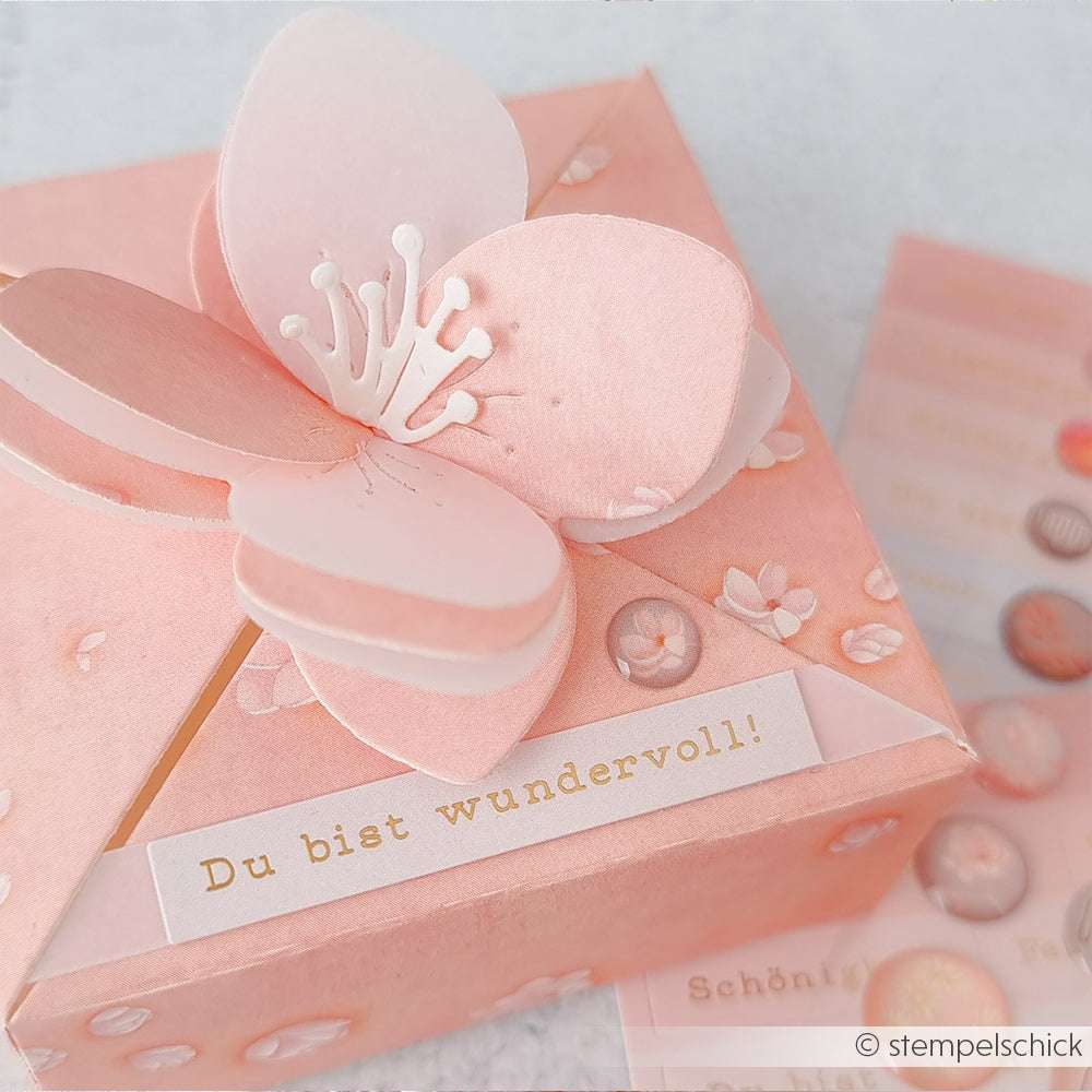 Rosa Geschenkbox von Alexandra Renke mit einem 3D-Papierschmetterling und deutschem Text "Du bist wundervoll!" auf der Vorderseite, perfekt zum Verzieren oder kreativer Kartengestaltung.