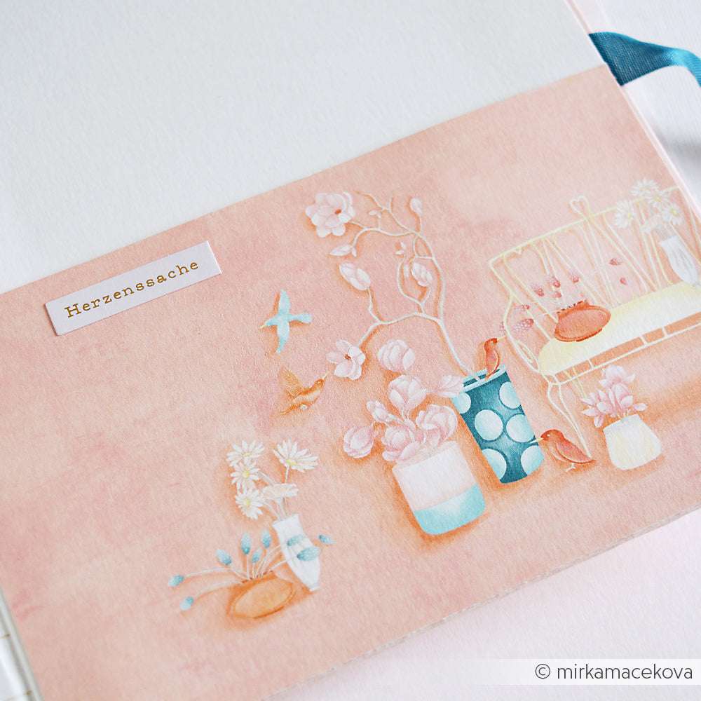 Aquarellillustration von Blumen in Vasen, einem Vogel und einem Käfig auf Rosa mit dem Text "Herzenssache" von Alexandra Renke - ideal für die Gestaltung von Karten oder kreativen Projekten.