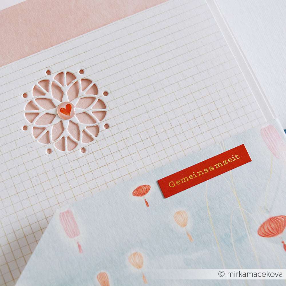 Eine Alexandra Renke Karte mit Herzausschnitt, Gittermuster und rotem "Gemeinsamzeit"-Aufkleber auf pastellfarbenem Papier - ideal zur kreativen Kartengestaltung oder zum Verzieren mit Ihren Lieblings-Sticker-Streifen.