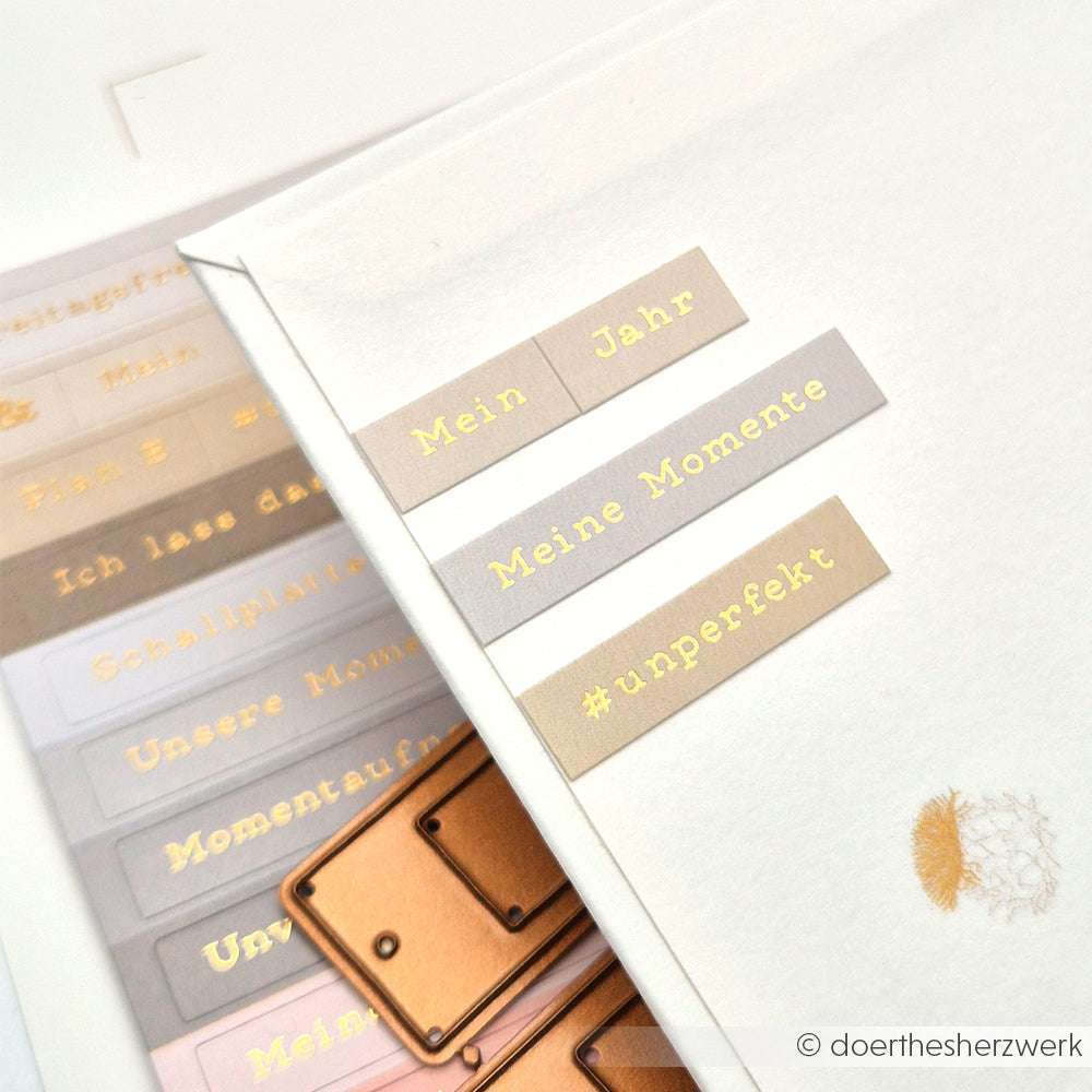 Die drei gold-grauen Sticker-Streifen von Alexandra Renke tragen die Aufschriften Mein Jahr, Meine Momente und #unperfekt auf einer weißen Fläche - perfekt zum Dekorieren oder für die kreative Kartengestaltung.