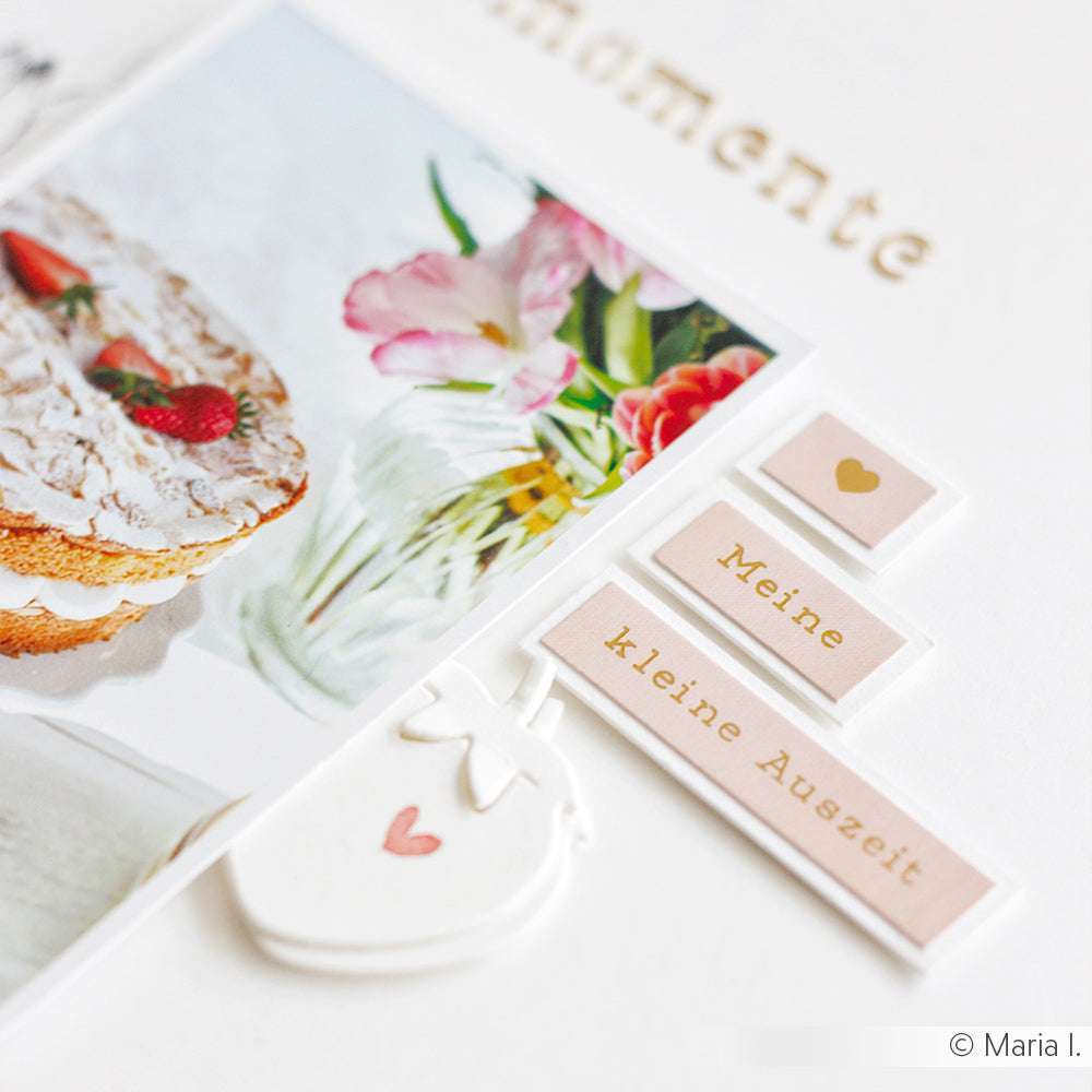 Foto eines Kuchens, rosafarbene Blumen und deutscher Text "Meine kleine Auszeit" mit Herzen - ideal für die Gestaltung von Karten oder zum Verzieren mit Aufkleberstreifen für eine charmante Note. Marke: Alexandra Renke.