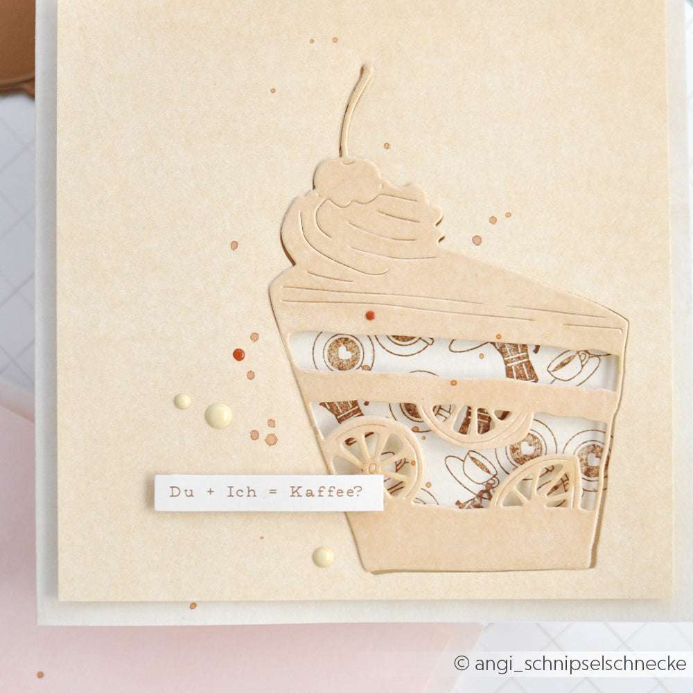 Handgefertigte Alexandra Renke Karte mit Tortenstück, Kaffeemotiven und "Du + Ich = Kaffee?" auf beige-ideal für Kaffeeliebe-Fans und kreative Kartengestaltung mit charmanten Sticker-Streifen.