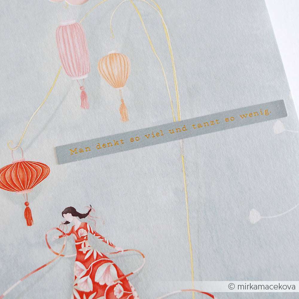 Illustration einer Frau in Rot mit Papierlaternen und deutschem Text: "Man denkt so viel und tanzt so wenig." Von Alexandra Renke. Ideal zum Basteln von Karten oder zum Verzieren mit Aufkleberstreifen.
