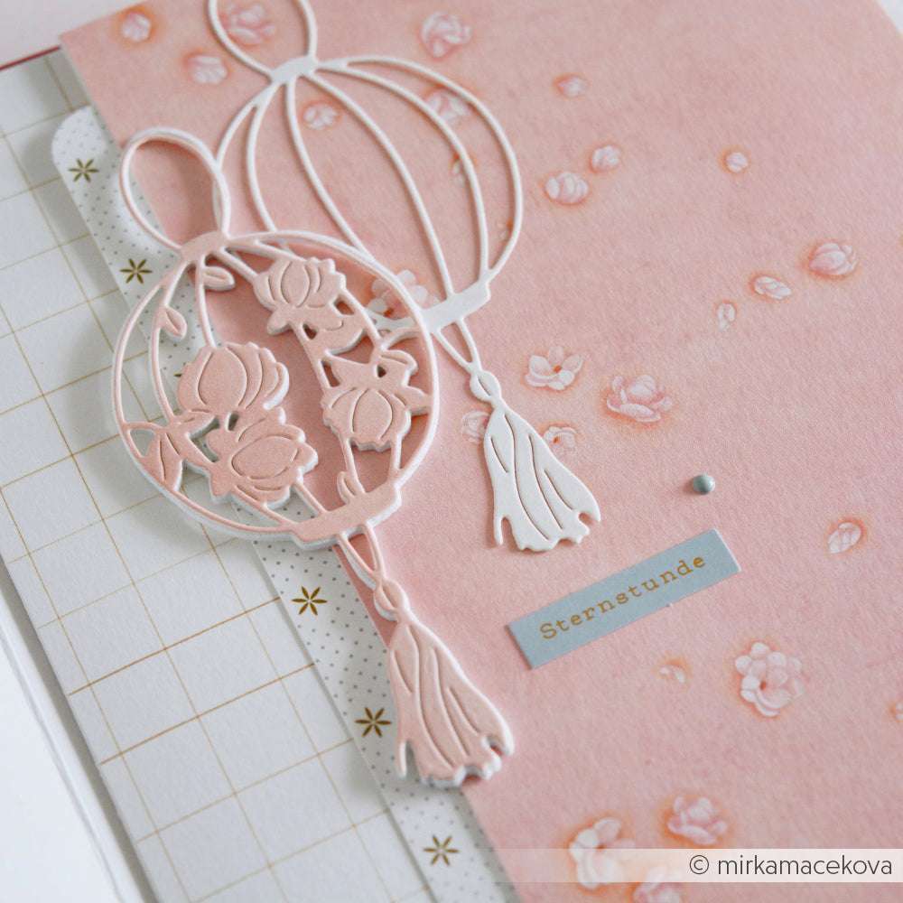 Zarte Papierlaternen auf rosa Karte von Alexandra Renke mit Sternstunde-Etikett und gemusterten Rändern - ideal zur Kartengestaltung oder zum Verzieren mit Sticker-Streifen für einen zusätzlichen charmanten Touch.