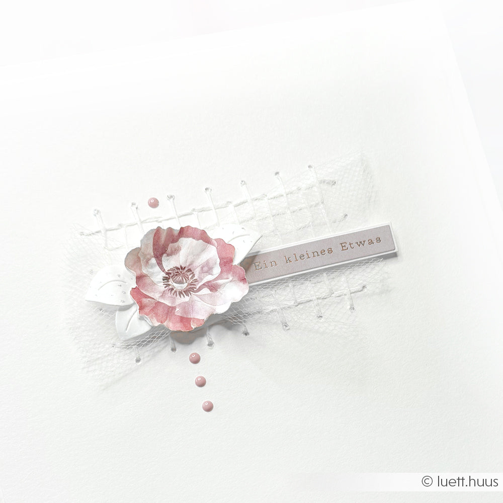 Handgefertigte Karte von Alexandra Renke mit rosa Blütenzauber, Netzstruktur und dem Text "Ein kleines Etwas" auf Weiß - ideal für Ihre Kartengestaltungsprojekte.
