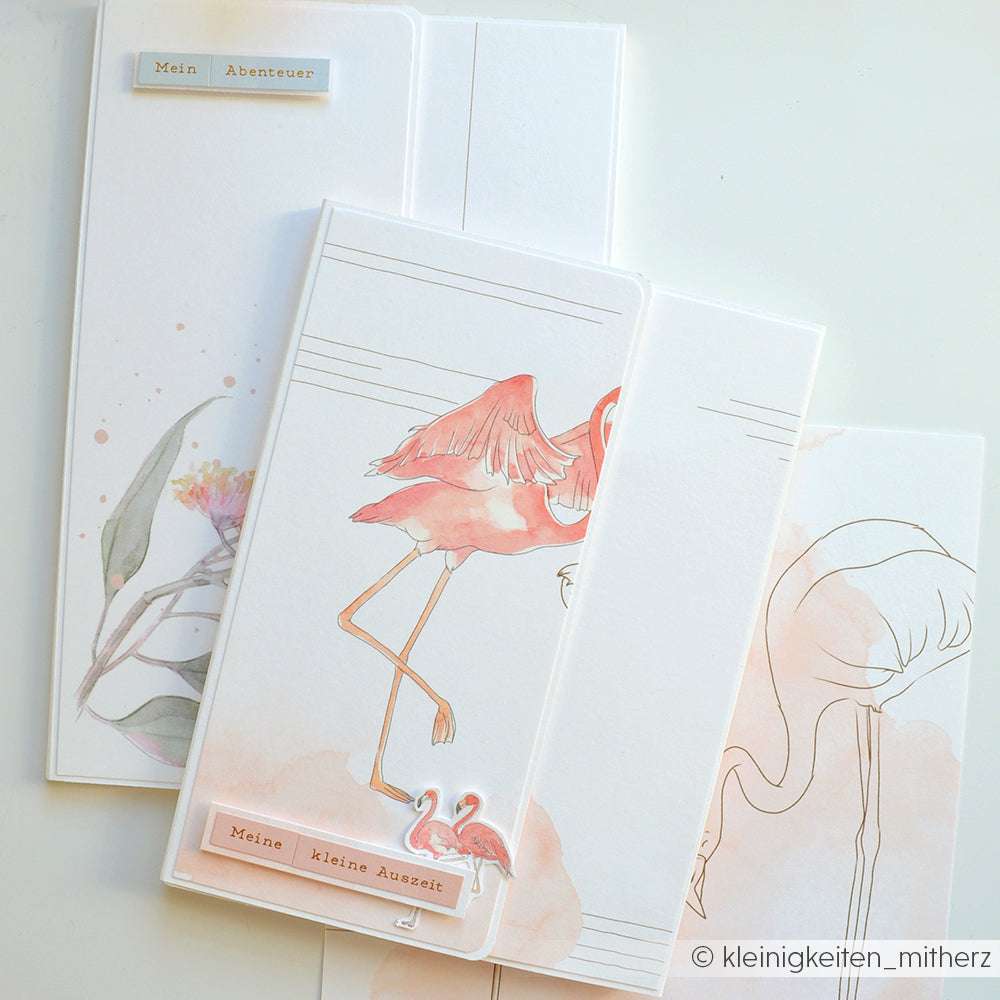 Drei pastellfarbene Karten von Alexandra Renke mit Flamingo-Illustrationen und deutschem Text, die die charmante Kartengestaltung auf weißem Hintergrund hervorheben.