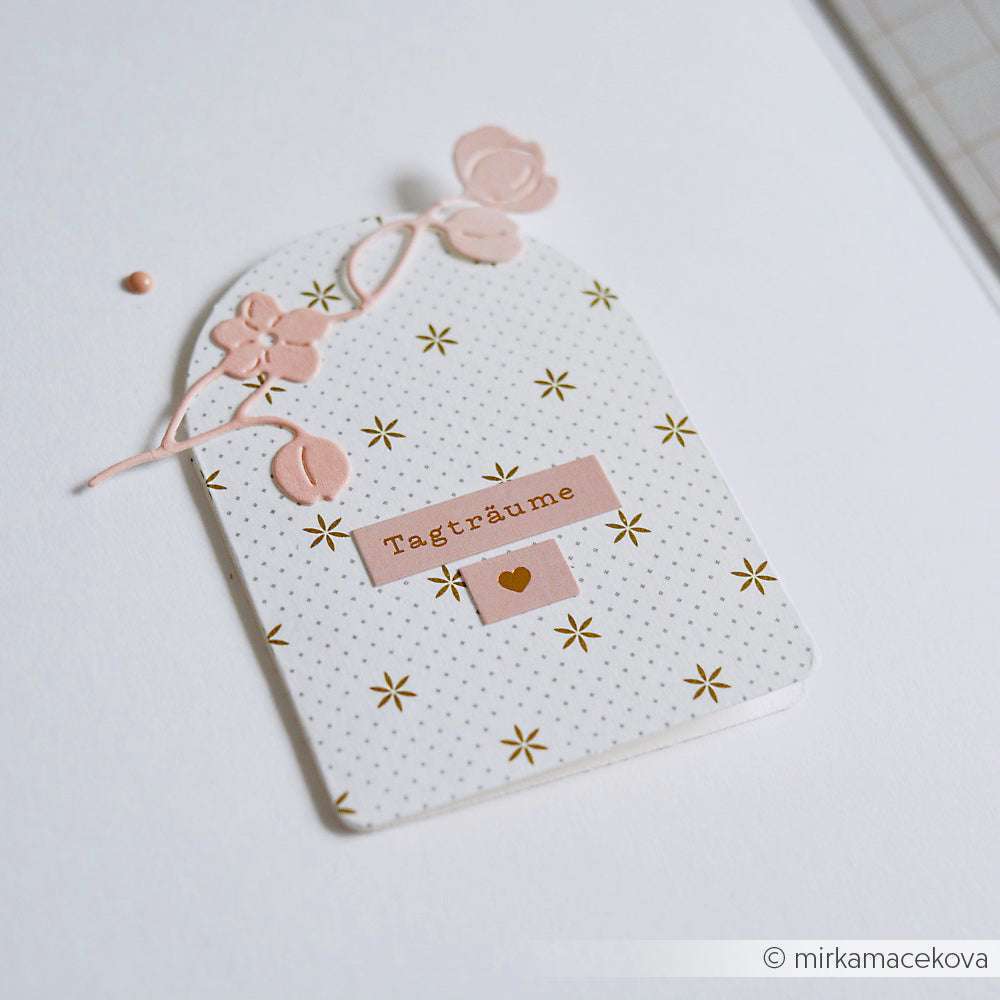 Eine dekorative Karte von Alexandra Renke mit goldenen Sternen, rosafarbenen Blumen und "Tagträume" über einem Herz - ideal für die Kartengestaltung oder zum Hinzufügen von Blütenzauber zu jedem Anlass.