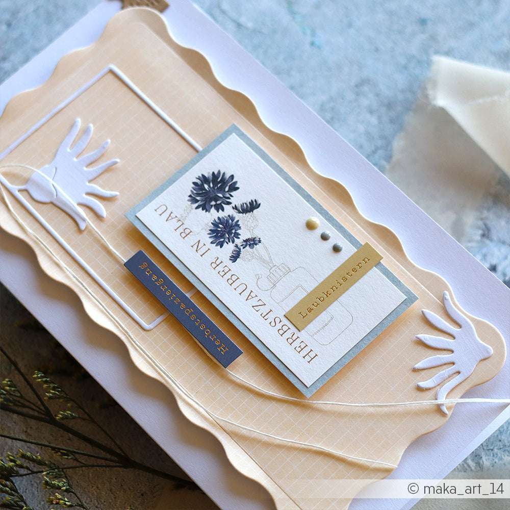 Eine handgefertigte Grußkarte von Alexandra Renke zeigt florale Kunst, geschichtete Cutouts und deutschen Text auf einem neutralen, gewellten Hintergrund - wunderschön akzentuiert mit Buchbindearbeiten und zarter Charms Metalllegierung für Eleganz.