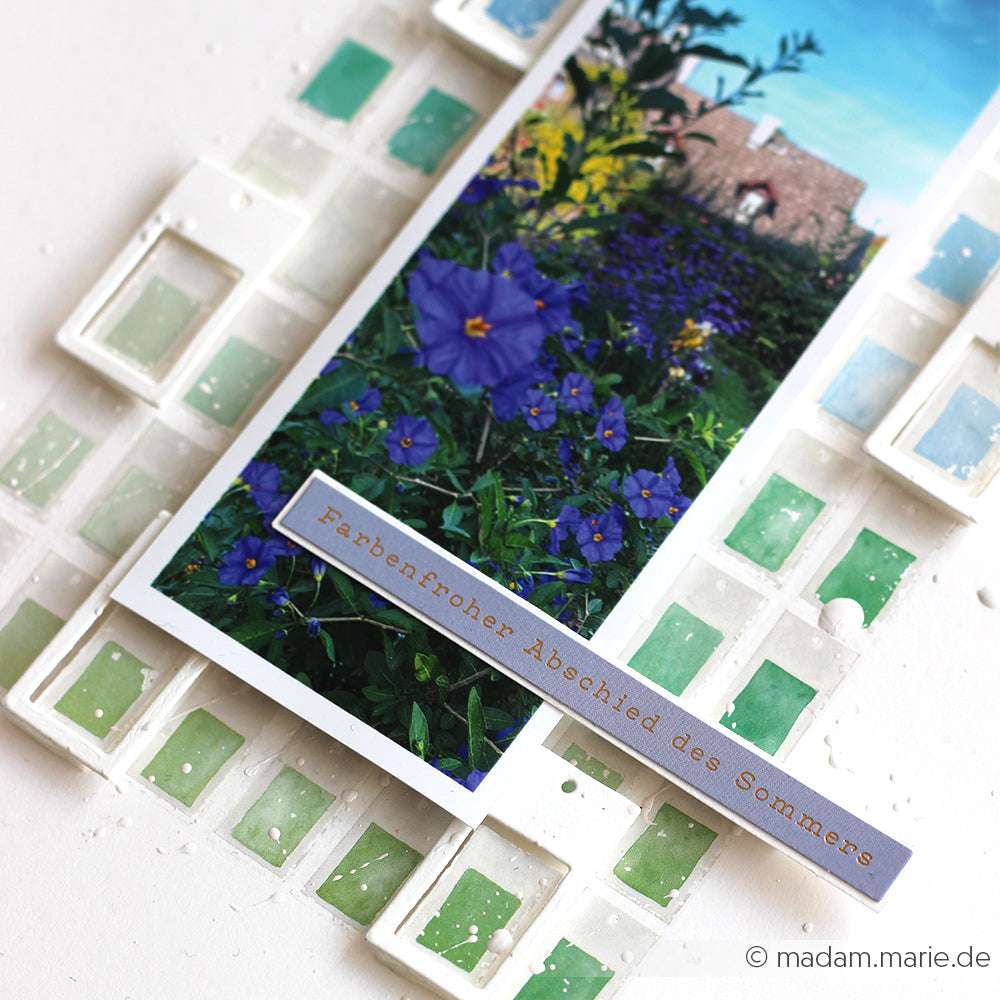 Alexandra Renke Scrapbook-Seite mit einem Foto von lila Blumen, beschriftet mit "Farbenfroher Abschied des Sommers" und verziert mit Aufkleberstreifen für einen Hauch von goldenem Herbstzauber.