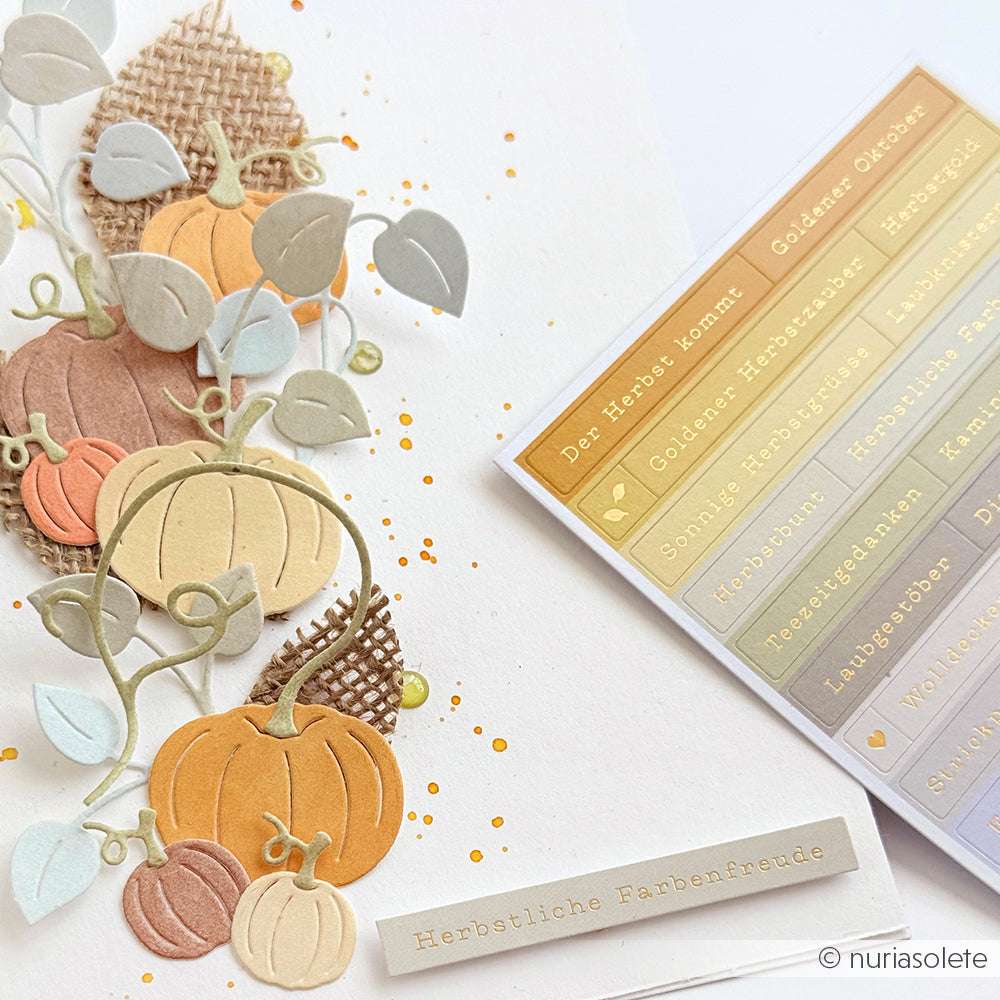 Handgemachte Herbstkarte von Alexandra Renke mit geschichteten Papierkürbissen, Sackleinen und warmen Farbtupfern - ideal für die Kartengestaltung im Goldenen Herbstzauber.