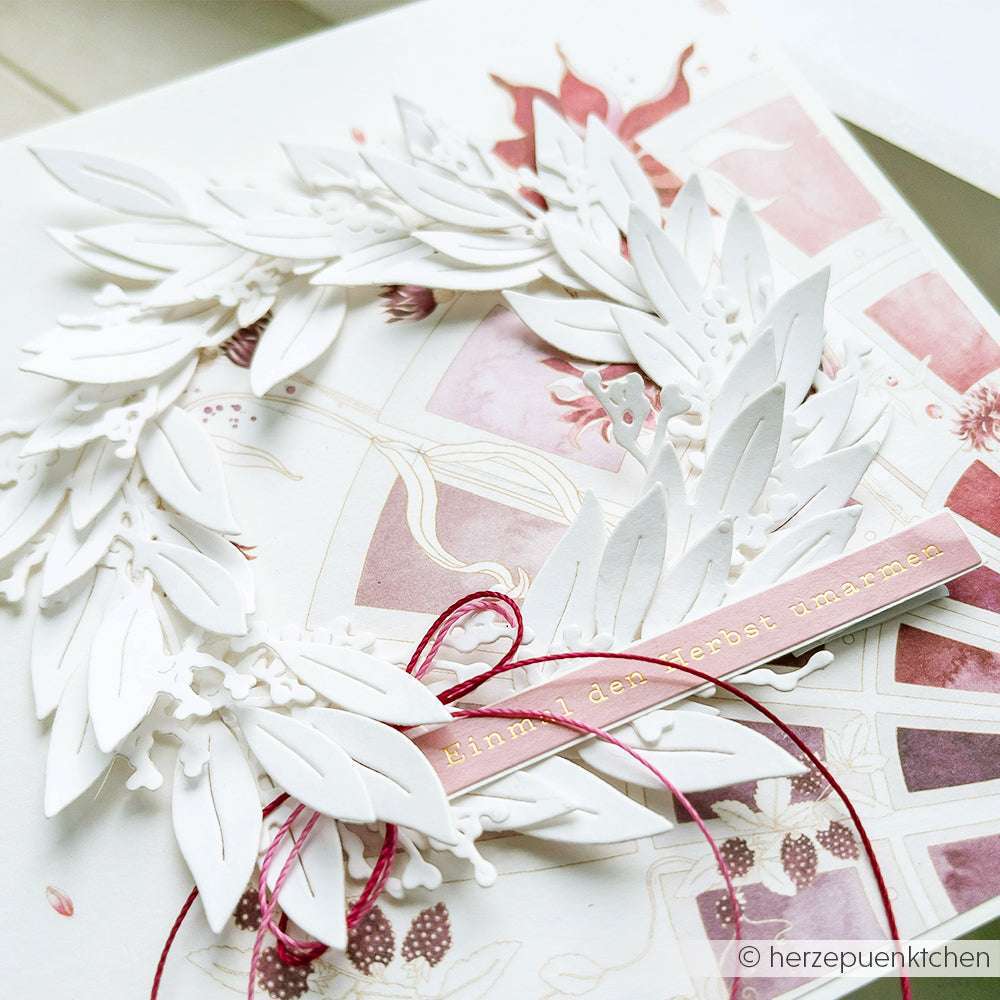 Alexandra Renke Karte mit weißem Papierkranz, rosafarbenen Akzenten, deutschem Text und rosafarbener Kordel, mit Sticker-Streifen, die zusätzlichen Charme verleihen.
