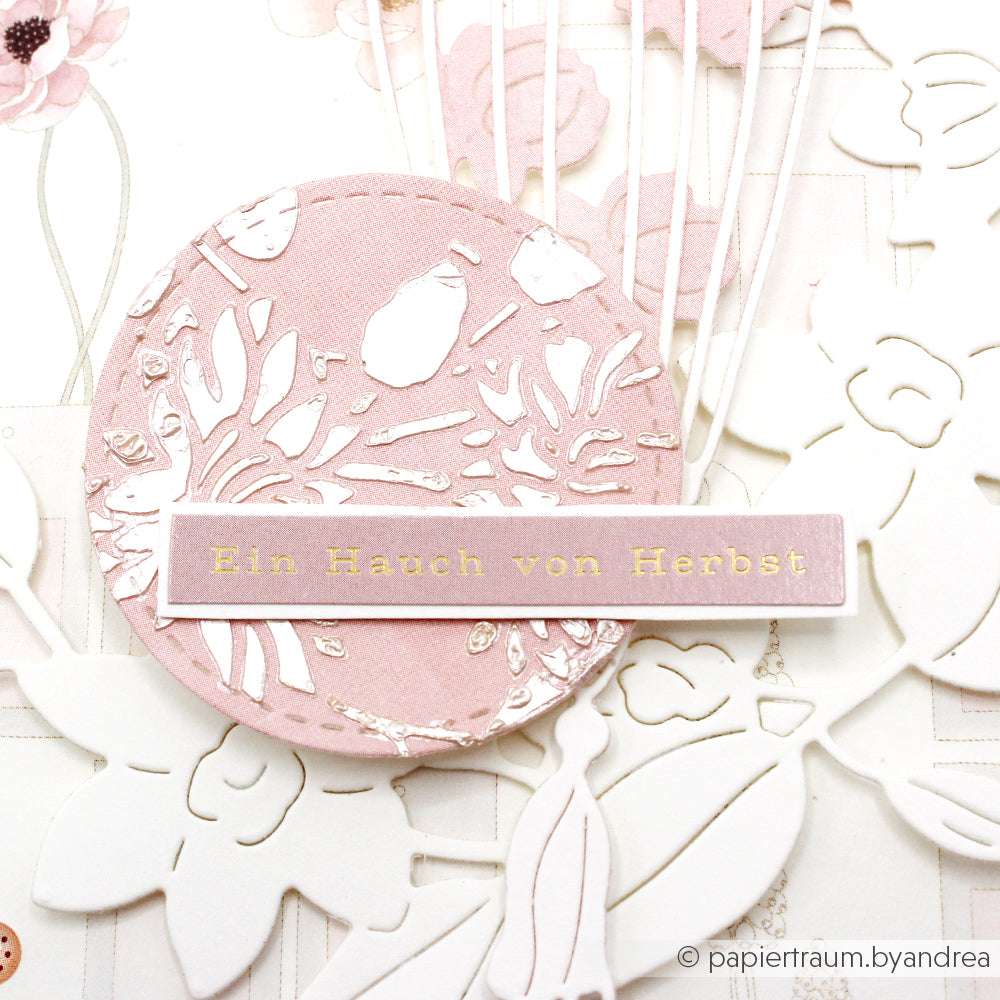 Eine rosa-weiß geblümte Alexandra Renke Karte mit "Ein Hauch von Herbst" in Gold auf einem Etikett - ideal für stilvolle Kartengestaltung oder liebevolle Herbstgrüße.
