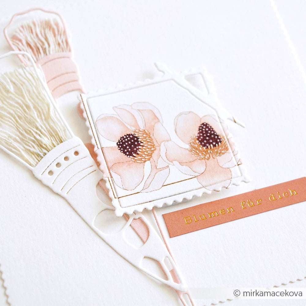 Eine zarte Karte von Alexandra Renke mit pastellfarbenen Blumen, Pinseln und in Gold geprägten "Blumen für dich" auf einem pfirsichfarbenen Sticker-Streifen.