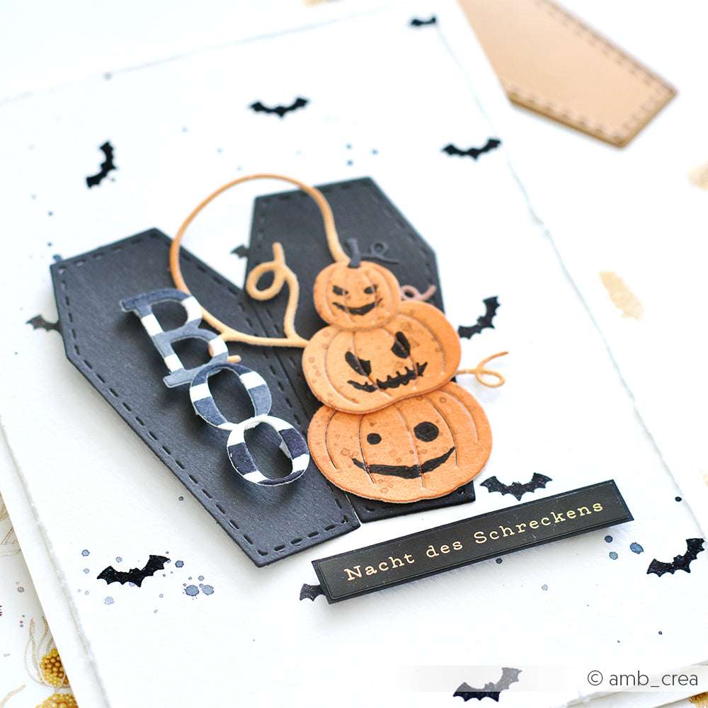 Handgemachte Halloween-Karte von Alexandra Renke mit "BOO", einem Kürbisstapel, schwarzem Sarg, Fledermäusen, Nacht des Schreckens-Aufkleber und Sticker-Streifen für einzigartige Kartengestaltung. Gruselige Grüße für Ihr schauriges Fest!.