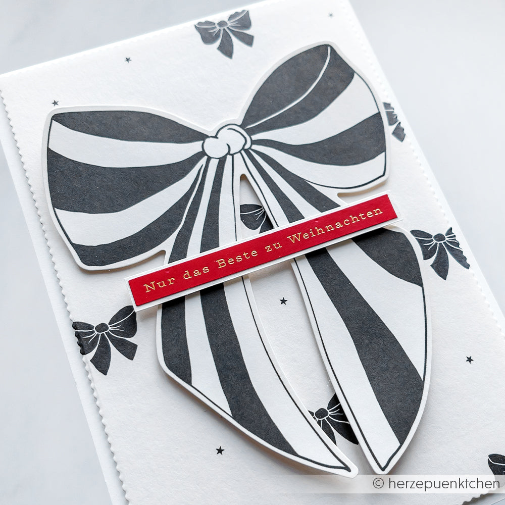 Kreative Kartengestaltung von Alexandra Renke: Karte mit großem schwarz-weißem Schleifenband und rotem Label "Nur das Beste zu Weihnachten." Ideal für kleine Aufmerksamkeiten oder als besonderer Sticker-Streifen.