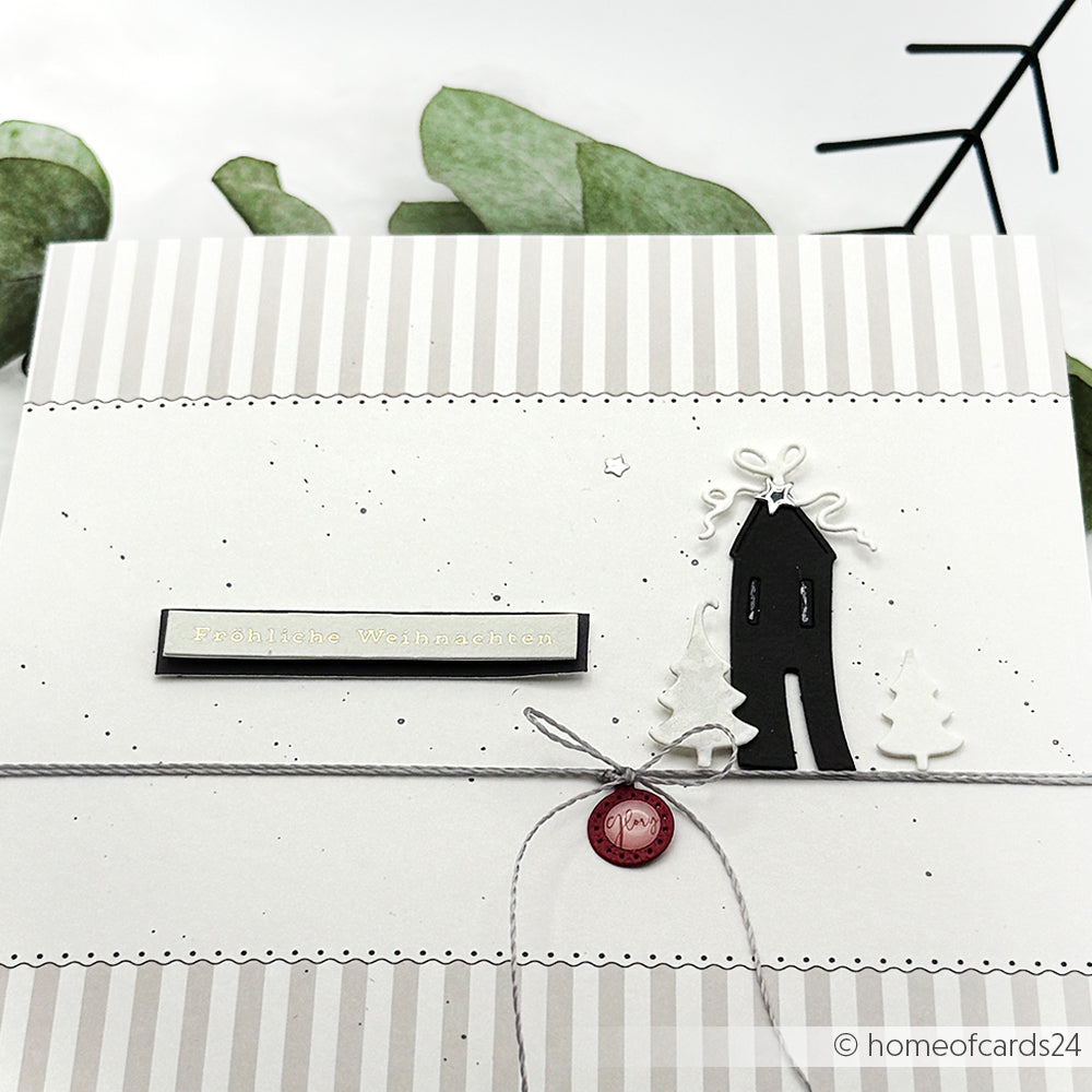 Minimalistische Weihnachtskarte von Alexandra Renke mit Haus- und Baumausstanzungen, Wachssiegel und grau gestreiftem Hintergrund-ideal für kreative Kartengestaltung und festliche Stimmung.