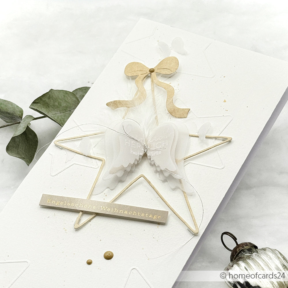 Elegante Weihnachtskarte von Alexandra Renke mit Engelsflügeln aus Papier, einem goldenen Stern und einem deutschen Weihnachtsgruß - ideal für die Kartengestaltung oder als festliche Weihnachtsdeko.
