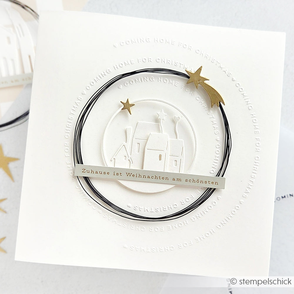 Weiße Weihnachtskarte von Alexandra Renke mit einer Kirche, Sternen und dem Text "Zuhause ist Weihnachten am schönsten". Die liebevoll gestaltete Karte fängt den Zauber von Weihnachten ein und macht dieses Motiv besonders festlich.