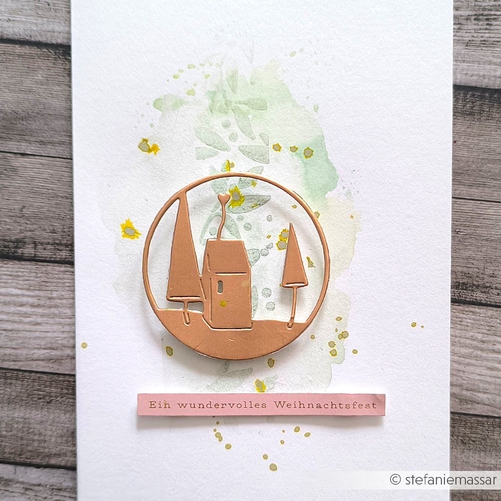 Handgemachte Weihnachtskarte von Alexandra Renke mit minimalistischem Kirchen- und Baumausschnitt, aquarelliertem Hintergrund und deutschem Gruß. Perfekt für Kartengestaltung mit Sticker-Streifen - ein Hauch Weihnachtszauber!.