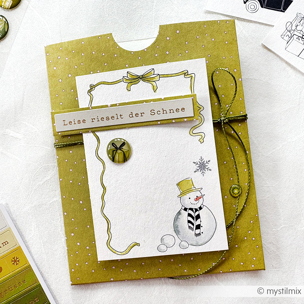 Grüne Weihnachtskarte von Alexandra Renke mit Schneemann, Schneeflocken, deutschem Text, Kartengestaltung und grüner Schnur - perfekt für die Kombination mit dem Sticker Winterwaldzauber oder Sticker Streifen.
