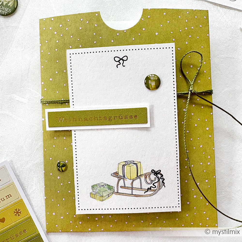 Grüne Weihnachtskarte von Alexandra Renke mit weißen Punkten, einem Schlitten mit Geschenken und dem Text "Weihnachtsgrüße" - perfekt für die Gestaltung von Karten im Winterwald-Stil.