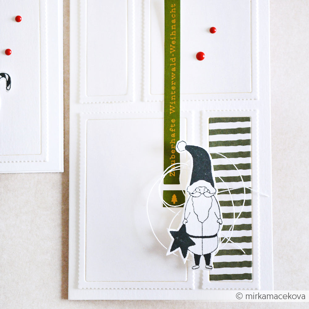 Handgemachte Weihnachtskarte von Alexandra Renke mit einem Wichtel, roten Punkten, grünen Streifen und deutschem Text auf weißem Hintergrund - ideal für die Kartengestaltung mit festlichen Sticker-Streifen-Akzenten.
